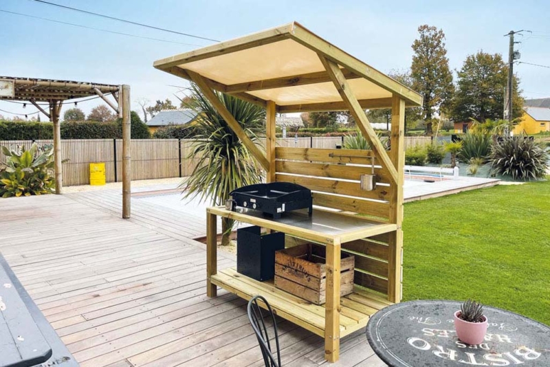 Cuisine extérieure couverte en bois