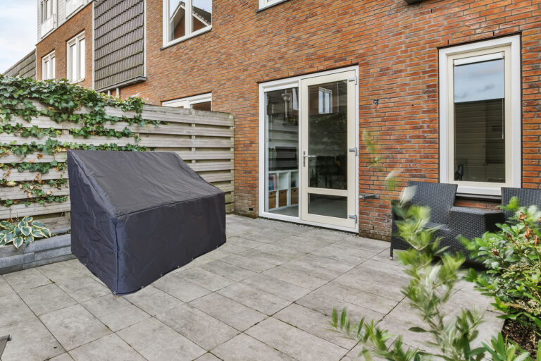 Superb courtyard with beautifully laid paths and greenery